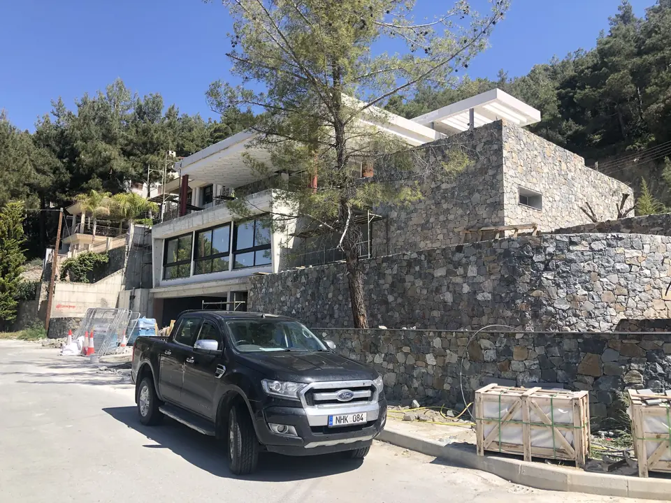 Moniatis, Limassol mountains: Approach from the road