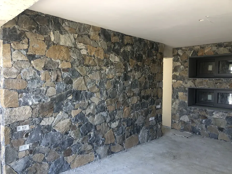 Moniatis, Limassol mountains: Local stone walls