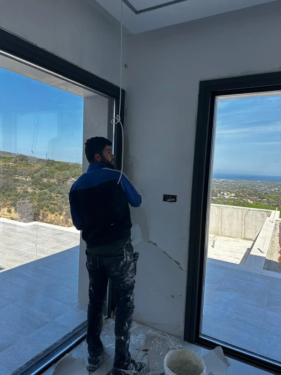 התקנת זיגוג בפרופיל דק עם נוף לים