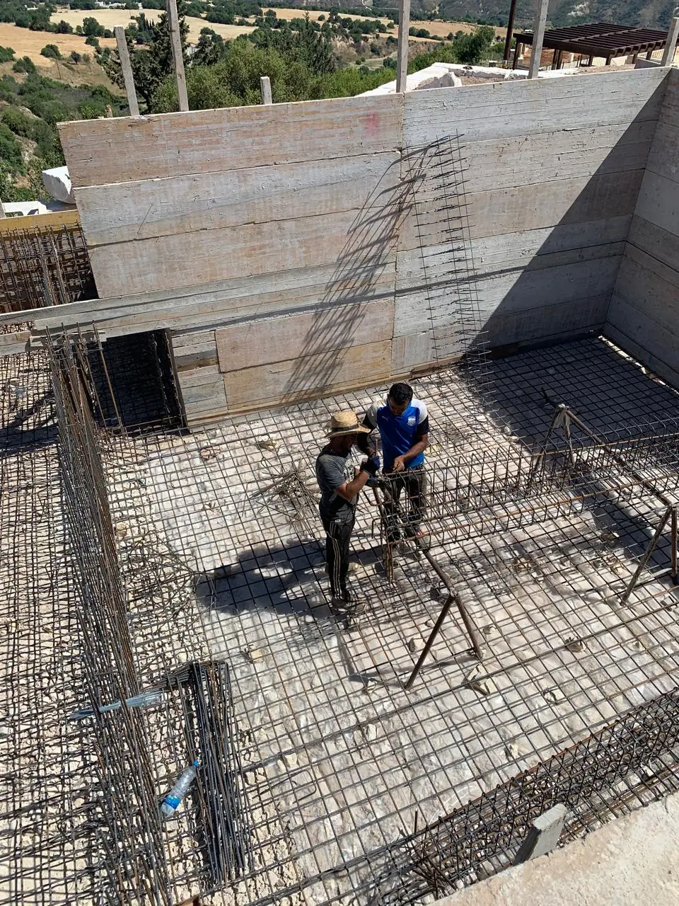 מעטפת בריכה מזוינת לפני יציקת הבטון